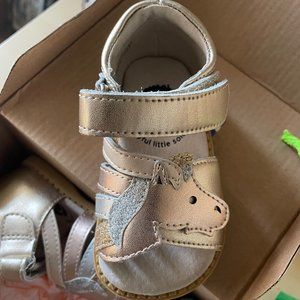 Livie and Luca Unicorn Sandals in Gold Metallic (US size 4)